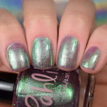 "Bruise" has a sheer plum base packed with champagne silver to green shifting shimmer.

15ml Bottle