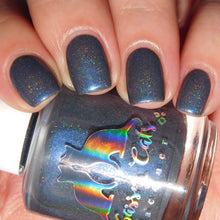 Sassy Cats Lacquer continues their 'New York' series!

"One Skyline at a Time" has a charcoal base with glowy blue shimmer plus linear holo.

15ml Bottle