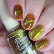 By Dany Vianna brings another set this Halloween, this time we have a small purple bag with orange and black accents and "This is Halloween" polish, which has a bright orange jelly base with purple reflective glitters and a green magnetic effect.

11ml Bottle
4cmx6cmx12cm Bag