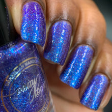 Indie Polish by Patty Lopes continues their 'Amazônia' series!

"Giant Lake" (polish) has a burple base with aurora shimmer and holo micro flakies.