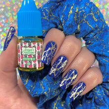 Scrunchie+ with 2ml cuticle oil scented with Blueberry Aura
5ml refill bottle scented with Blueberry Aura

Scrunchie+ Description - blue background with shimmering gold vein-like accents
Scent - Blueberry Aura blends the juicy goodness of ripe blueberries with the creamy sweetness of fresh banana, all wrapped in the golden warmth of buttery pancakes and maple syrup.