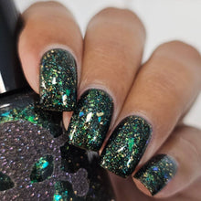 "Elphaba" has an onyx base with green multichrome flake, iridescent flake and gold metallic flake with scattered holo.

15ml Bottle