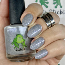 "Gurgi" has a light greige crelly base with silver holo flakes, deep violet micro flakes, and a touch of blue to purple aurora shimmer.

15ml Bottles