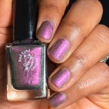 "Queen Bingo" is a deepened purple crelly with peach/purple/green shifting shimmer.

12ml Bottle