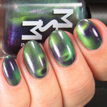 "Midnight" is a deep indigo jelly glowing with green/blue magnetic shimmer and twinkles with purple/fuchsia/gold iridescent shimmer.

15ml Bottle