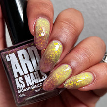 "Sugar Plum" is a is a plum colour when cold transitioning to a yellowish/green when warm and contains irridescent flakes that appear gold, bronze and green.

13ml Bottle