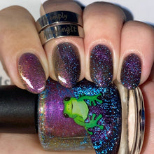 "Sempre Vive" has violet yellow green shifting magnetic pigment. When magnetized reveals a magenta to orange blackened base with blue and green reflective glitters.

15ml Bottle