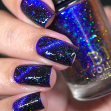 "Cosmic Sailor Dream" is magnetic with iridescent flakes.

11ml Bottle