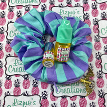 Scrunchie+ Design – Neon lavender purple and light teal stripped design with a lavender zipper
Items - Scrunchie+ with 2ml cuticle oil inside scented with Dragonfruit Voltage
5ml refill bottle scented with Dragonfruit Voltage
Scent - Dragonfruit Voltage - A vibrant splash of juicy dragonfruit and sweet berries, a bold electric energy.