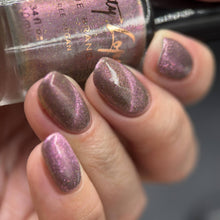 "Spectrum Velvet" is a pink magnetic with copper shimmer and gold holo micro glitters.

10ml Bottle