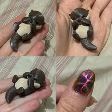 Nothing Basic has created an otter-inspired magnet which creates a turtle shell-like effect on the nail with magnetic polishes!

250 Cap
