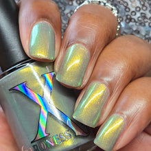 "Cartomancy" is a gold shimmer in a grey base. Sister to London Fog Latte, Matcha, The Empress, The Moon and The Tower.

15ml Bottles