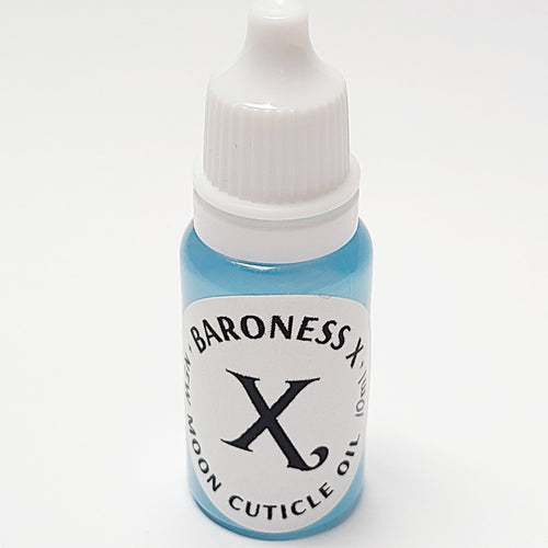 Baroness X continues their 'Teas and Coffees' series with a cuticle oil inspired by chamomile tea!   This blend is vegan and as all Baroness X products, cruelty-free. It's also free of other common allergens. This cuticle oil does not contain artificial coloring, the color is purely due to the color of the blue chamomile essential oil.