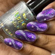"Liberty Sunset" features a violet base with purple-pink aurora shimmer and holographic flakes, glowing like the final light of day.

"Sky of Freedom" is a magnetic topper with turquoise iridescent flakes, silver holographic glitter, and sparkling stars — a night sky bursting with freedom.

10ml Bottles
