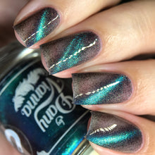 "Megumi's Warning" has a dark sheer base topper with blue to turquoise magnetic effect.
*Note: Some swatches shown over various base coats.

11ml Bottle