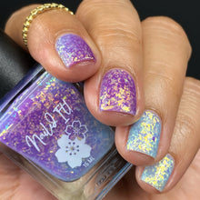"Battle Of The Boybands" is a blue to purple solar polish packed with gold/green crystal flakies.

15ml Bottle