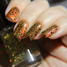 "Savanna Sunset" delivers a true spectacle of color with every stroke. Set in a translucent amber base, the magnetic multichrome pigment shifts between orange, red, gold, and green — creating the illusion of a sunset in motion. Holographic pigment and flakes add sparkle and depth to this mesmerizing composition.

"Wild Horizon" is a topper inspired by the striking silhouettes of the savanna at dusk. With a clear base, it blends black glitters, metallic gold flakes, and a special gold wave-shaped glitter, ad