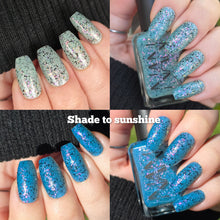 "Strategic Bouquet" is a solar polish that is a light grayish blue to a bright tealy blue in sun with irrirdecent shifing flakes and black metallic flakes.

15ml Bottle