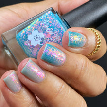 "Byte Me" is a translucent to turquoise thermal filled with pink crystal flakies that shift like the iconic iMac G3 glow.

15ml Bottle