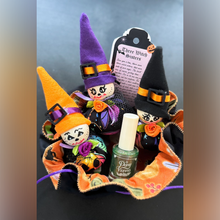 By Dany Vianna has created a set for Halloween!

Along the same way of our three little sisters set for last Christmas, we adapted the tale to fit the holiday, and have three little witches inside the cauldron! Our shade for this is "Mixing Spells," which has a neon green jelly base with a mix of neon glitters and a purple to gold UCC magnetic pull.